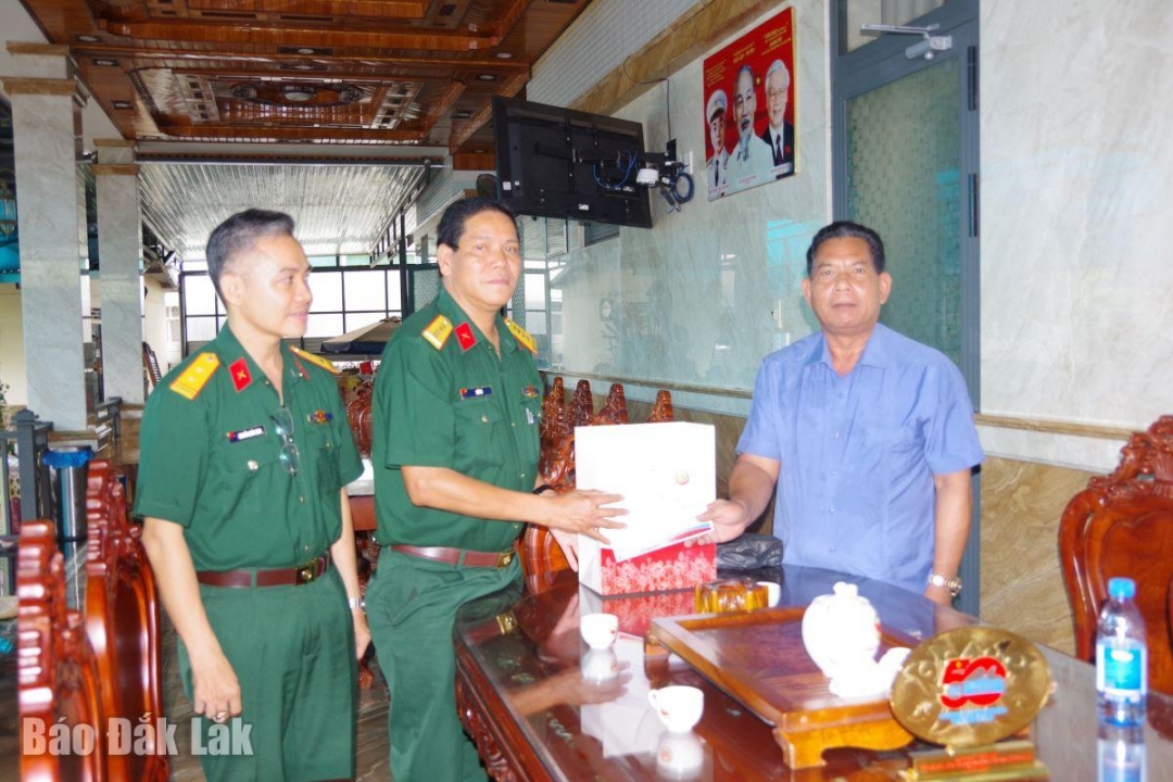 Đoàn công tác đến thăm, tặng quà đồng chí Niê Thuật, nguyên Bí thư Tỉnh ủy.