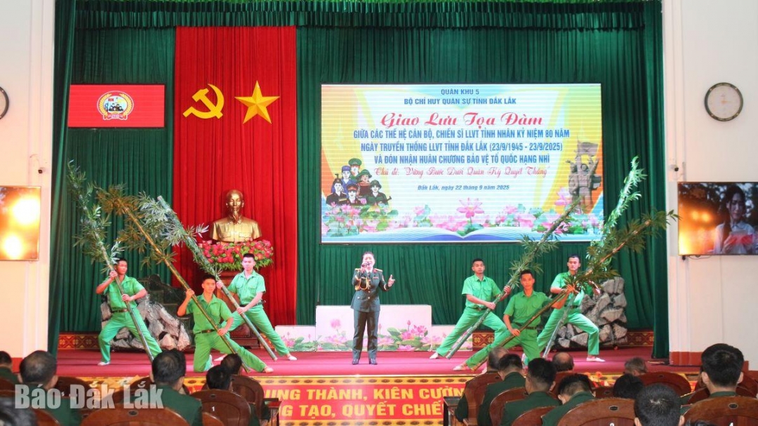 Các tiết mục văn nghệ được thực hiện xen kẽ trong chương trình.