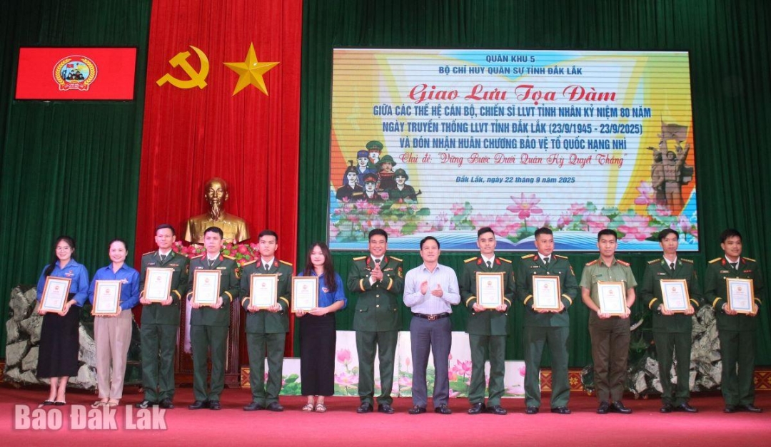 Trao giải cho các cá nhân đạt thành tích cao tại cuộc thi trực tuyến.