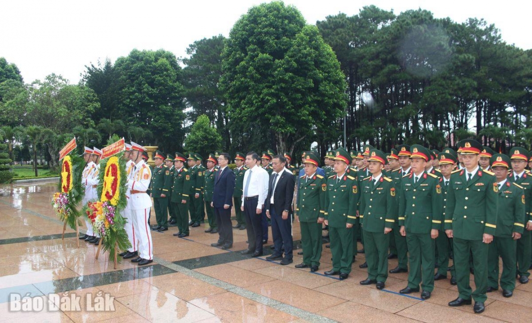Các đại biểu tham dự lễ dâng hương tưởng niệm các anh hùng liệt sĩ tại Nghĩa trang Liệt sĩ tỉnh.
