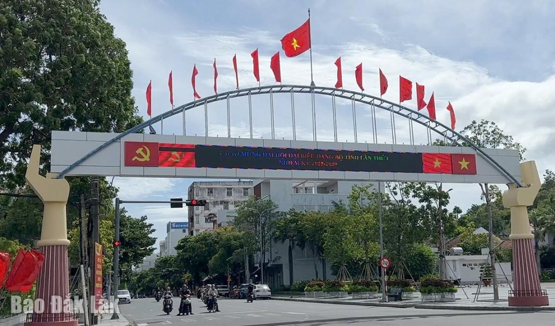 Pano điện tử ở trung tâm phường Tuy Hòa liên tục chạy chữ Chào mừng Đại hội đại biểu đảng bộ tỉnh lần thứ nhất, nhiệm kỳ 2025-2030.
