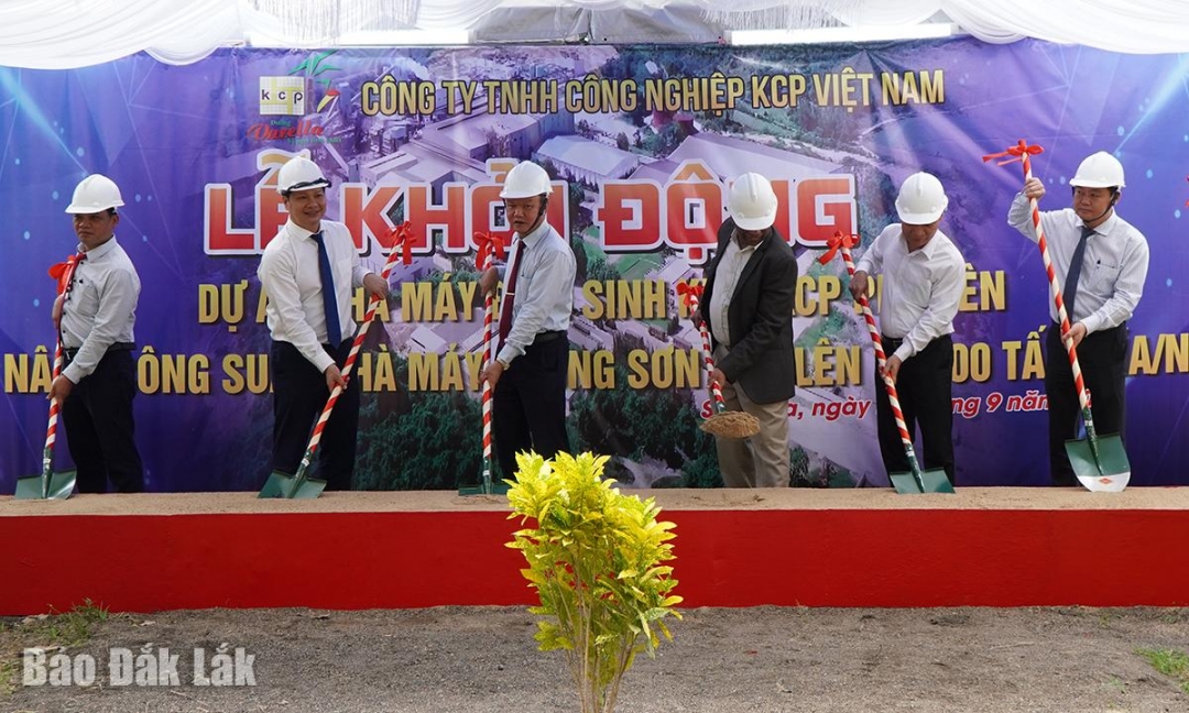 Lãnh đạo tỉnh cùng công ty và đại diện các sở, ngành, địa phương khởi động dự án.