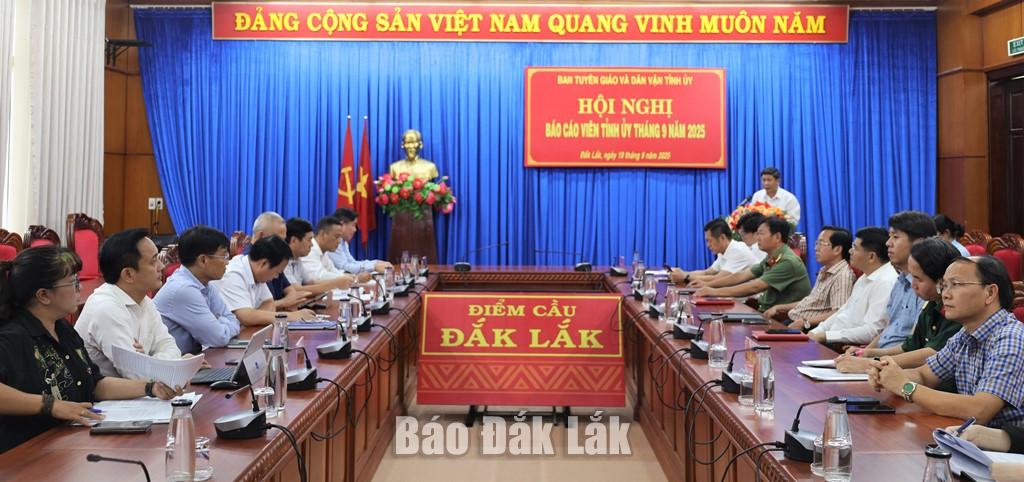 Các đại biểu tham dự hội nghị tại điểm cầu chính.