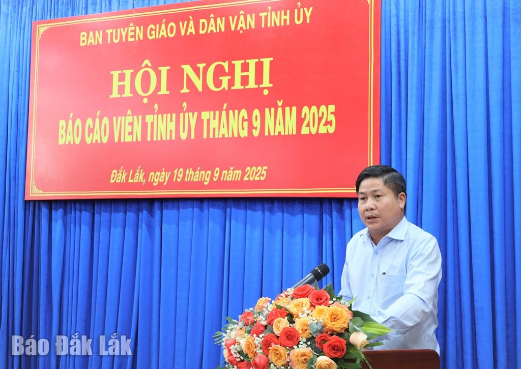 Đồng chí Hồ Văn Mười, Tỉnh ủy viên, Phó trưởng Ban Thường trực Ban Tuyên giáo và Dân vận Tỉnh ủy thông tin các nội dung tại Hội nghị báo cáo viên Tỉnh ủy