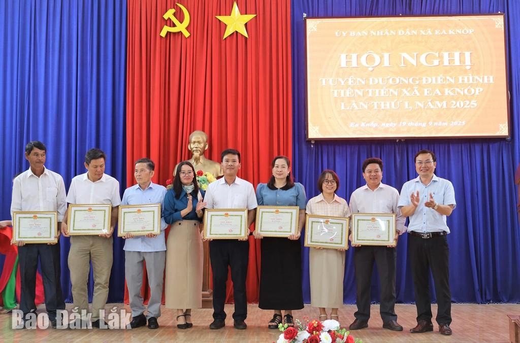 Các cá nhân có thành tích xuất sắc trong phong trào thi đua yêu nước giai đoạn 2020 - 2025 nhận giấy khen của UBND xã Ea Knốp.
