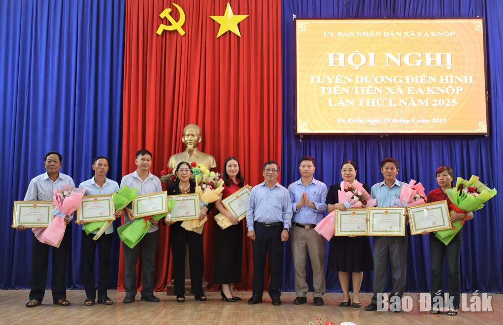 Lãnh đạo Đảng ủy xã Ea Knốp tặng giấy khen cho các tập thể có thành tích xuất sắc trong phong trào thi đua yêu nước giai đoạn 2020 - 2025.
