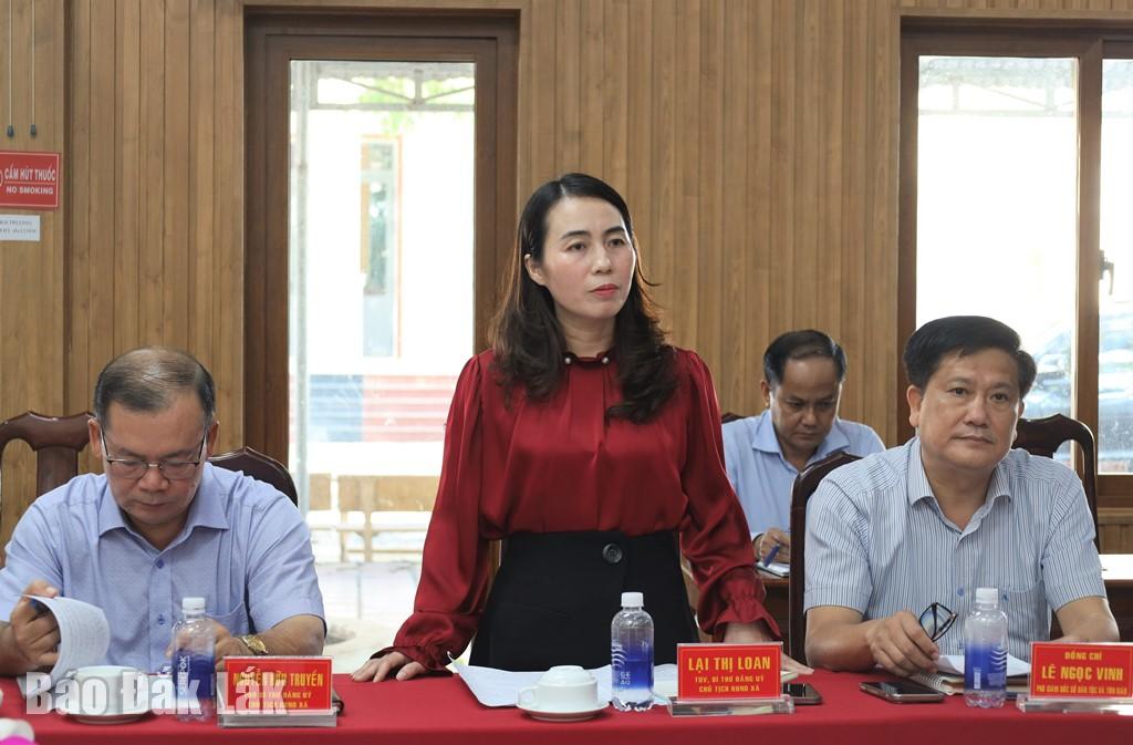 Tỉnh ủy viên, Bí thư Đảng ủy xã Ea Wer Lại Thị Loan trả lời các nội dung Đoàn công tác nêu ra.