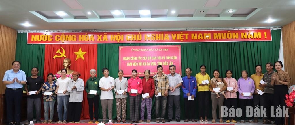 Ủy viên Ban chấp hành Trung ương Đảng, Thứ trưởng Thường trực Bộ Dân tộc và Tôn giáo Hồ Văn Niên tặng quà cho các hộ nghèo xã Ea Wer.