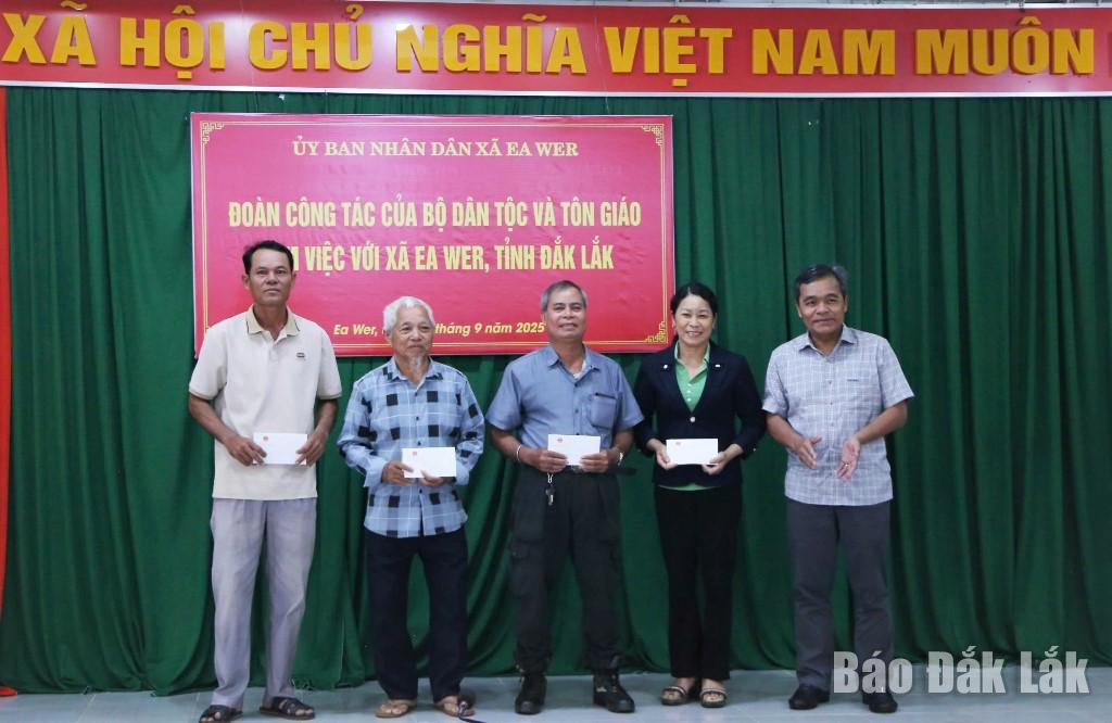 Ủy viên Ban chấp hành Trung ương Đảng, Thứ trưởng Thường trực Bộ Dân tộc và Tôn giáo Hồ Văn Niên tặng quà cho người có uy tín xã Ea Wer.