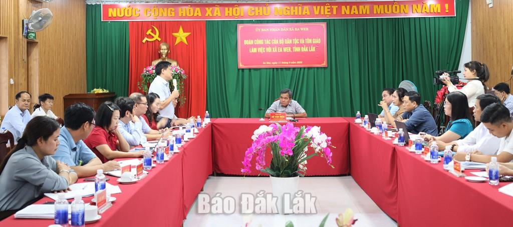 Các đại biểu tham dự buổi làm việc.
