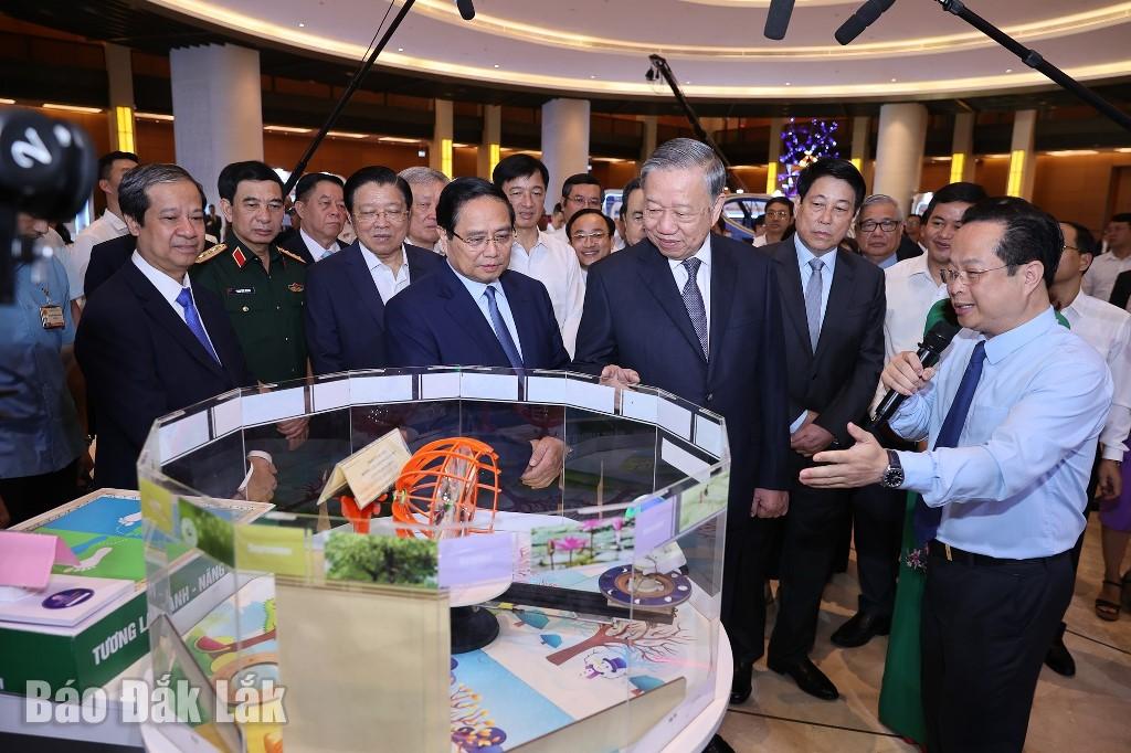 Tổng Bí thư Tô Lâm cùng các đồng chí lãnh đạo Đảng, Nhà nước, Quốc hội, Chính phủ thăm quan triển lãm “Những thành tựu nổi bật trong ngành Y tế và Giáo dục” trước khi tham dự hội nghị toàn quốc.