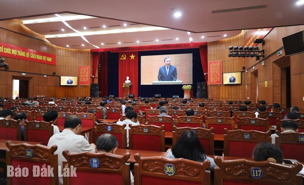 Đại biểu điểm cầu tỉnh Đắk Lắk nghị phát biểu chỉ đạo của Tổng Bí thư Tô Lâm.