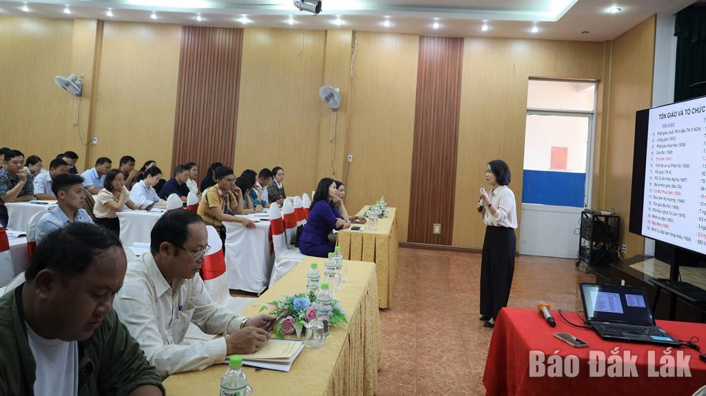 Các đại biểu nghe lãnh đạo Ban Tôn giáo Chính phủ truyền đạt chuyên đề tại hội nghị tập huấn.
