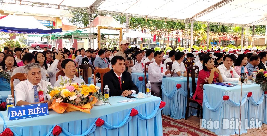 Các đại biểu tham dự buỗi lễ.