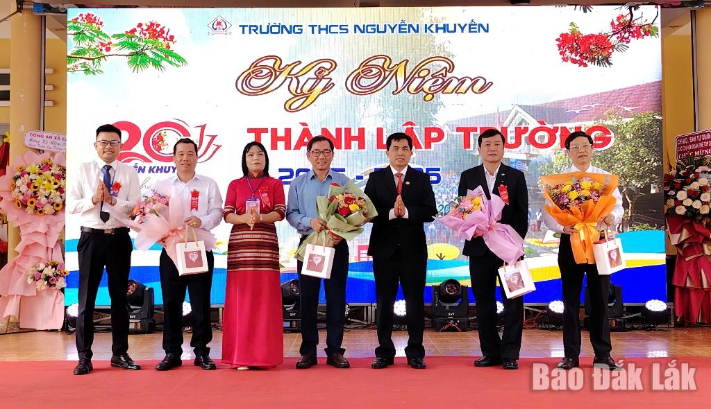 Lãnh đạo Sở Giáo dục - Đào tạo và Ban Giám hiệu nhà trường tặng quà tri ân các lãnh đạo Trường THCS Nguyễn Khuyến qua các thời kỳ.