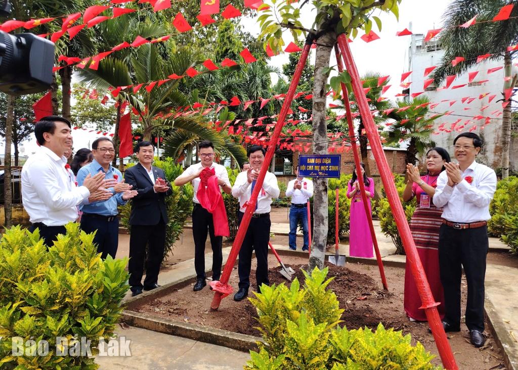 Lãnh đạo Sở Giáo dục - Đào tạo và Ban Giám hiệu nhà trường tặng quà tri ân các lãnh đạo Trường THCS Nguyễn Khuyến qua các thời kỳ.