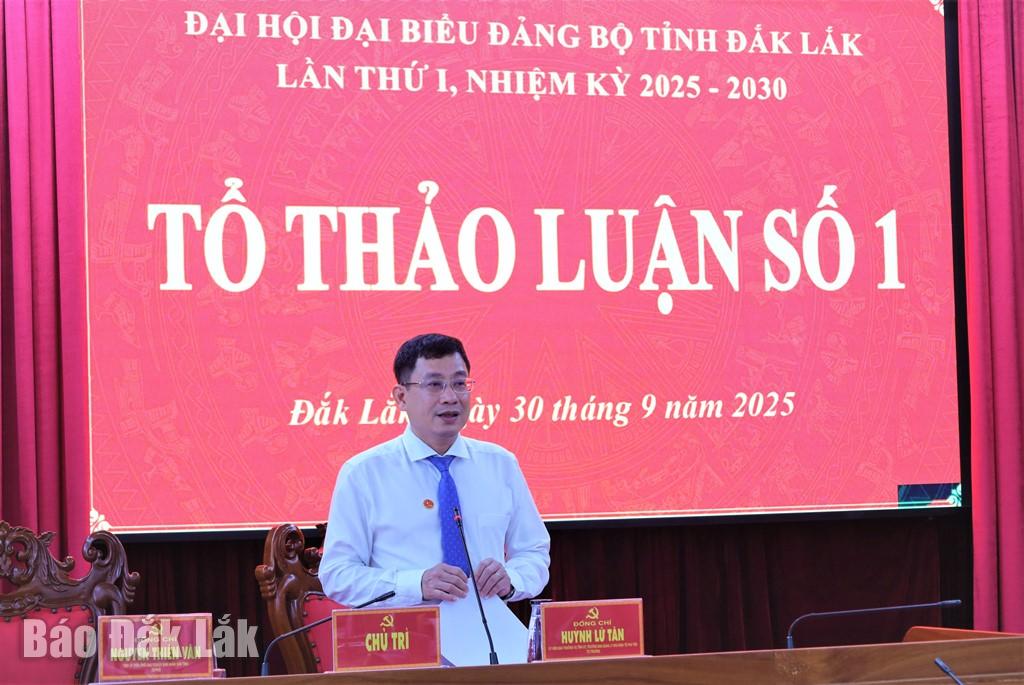 Đồng chí Huỳnh Lữ Tân, Ủy viên Ban Thường vụ Tỉnh ủy, Trưởng Ban quản lý Khu kinh tế Phú Yên điều hành Tổ thảo luận số 1.