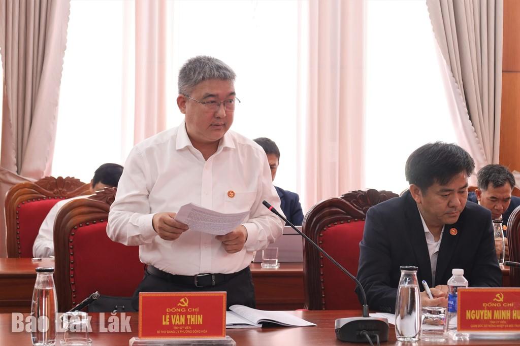 Tỉnh ủy viên, Bí thư Đảng ủy phường Đông Hòa nêu ý kiến góp ý vào dự thảo báo cáo chính trị trình Đại hội đại biểu Đảng bộ tỉnh lần thứ I.