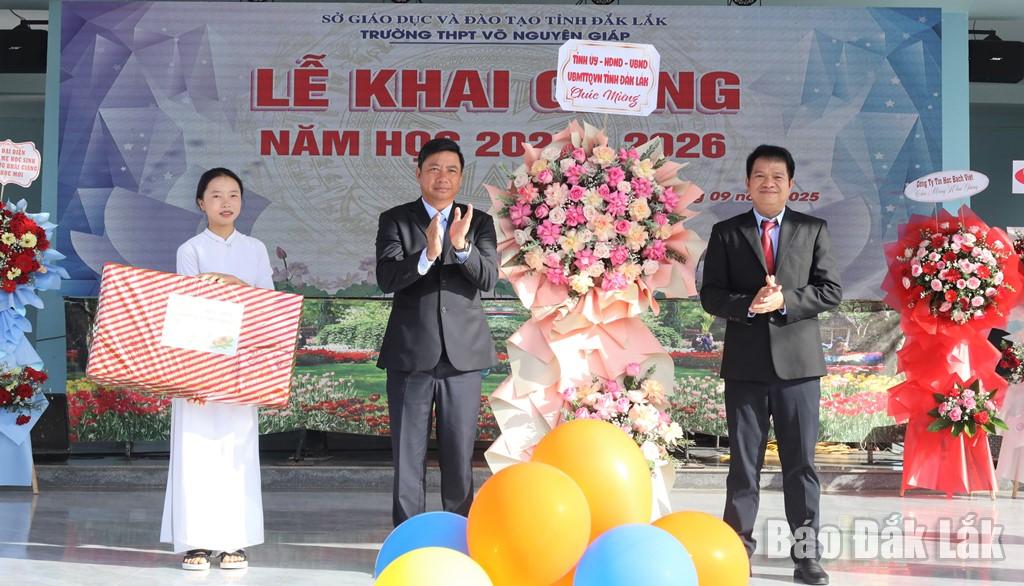 Ủy viên Ban Thường vụ Tỉnh ủy, Trưởng Ban Tổ chức Tỉnh ủy Nguyễn Thượng Hải tặng lẵng hoa của Tỉnh ủy - HĐND - UBND - Ủy ban MTTQ Việt Nam tỉnh Đắk Lắk cho Trường THPT Võ Nguyên Giáp.