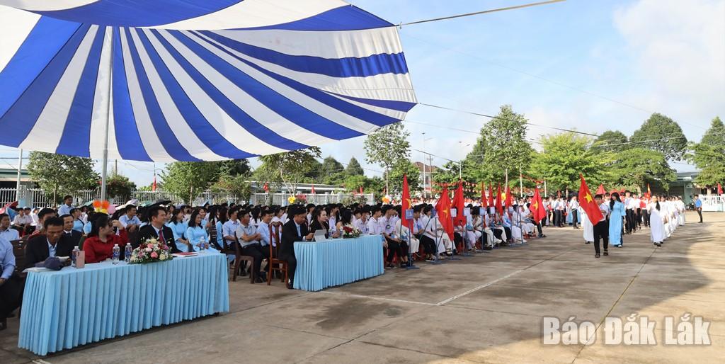 Các đại biểu, ban giám hiệu, giáo viên và học sinh Trường THPT Võ Nguyên Giáo chào đón học sinh mới.