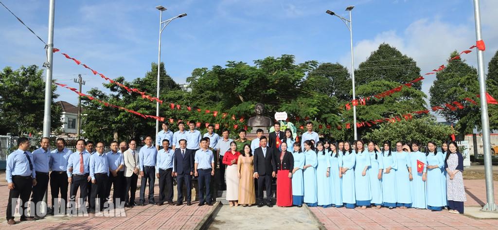 Các đồng chí đại biểu, Ban giám hiệu và giáo viên, nhân viên nhà trường dâng hoa và chụp ảnh lưu niệm tại Tượng đài Đại tướng Võ Nguyên Giáp.