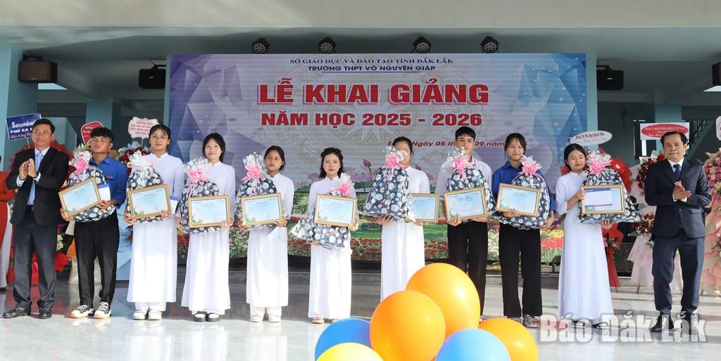 Đại diện Sacombank Phòng giao dịch  Ea Kar trao học bổng cho 10 học sinh Trường THPT Võ Nguyên Giáp.