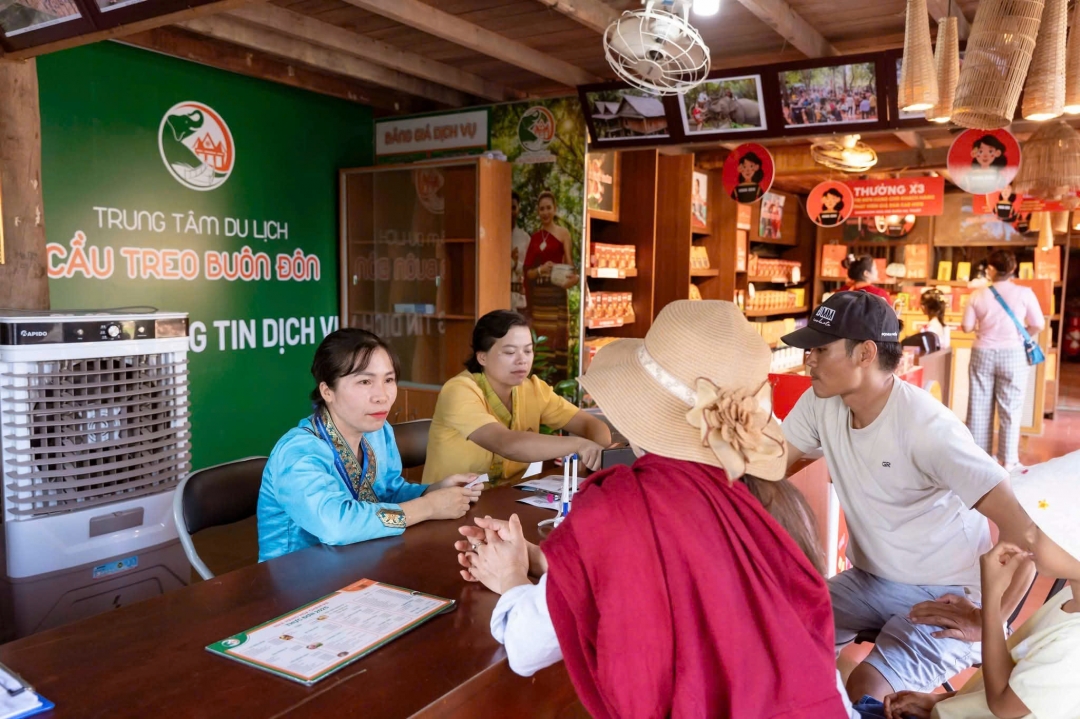 Du khách tìm hiểu dịch vụ và mua sản phẩm đặc trưng tại Trung tâm du lịch Cầu treo Buôn Đôn.