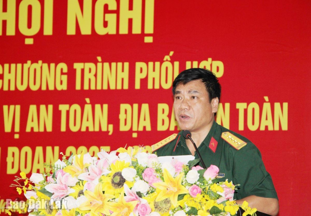 Đại tá Ksơr Lành, Phó Chính ủy Bộ Chỉ huy Quân sự tỉnh phát biểu chỉ đạo tại hội nghị.