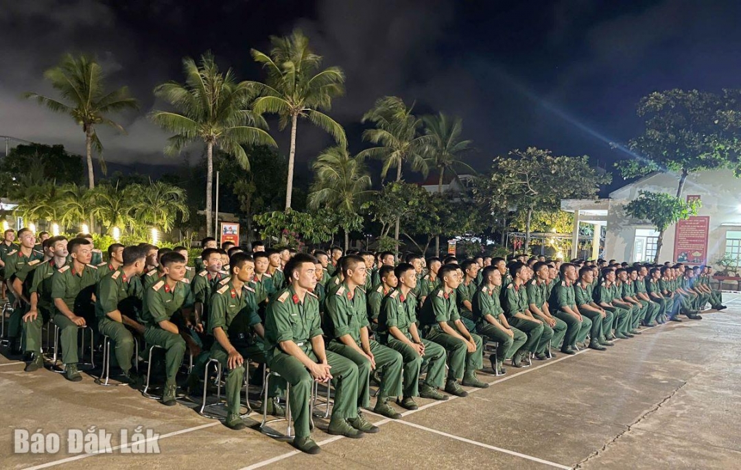 Đông đảo cán bộ, chiến sĩ Tiểu đoàn 85 (Trung đoàn 888) theo dõi phim.