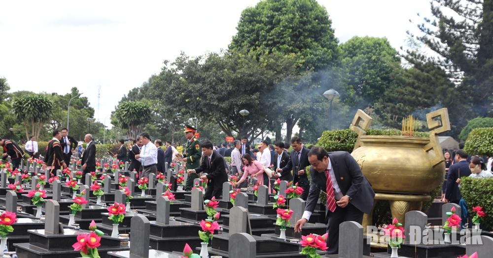 Các đại biểu thắp hương tại phần mộ các liệt sĩ.