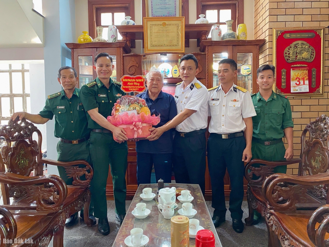 Đồn Biên phòng Tuy Hòa phối hợp với Trạm Ra đa 560, Trung đoàn 451 (Bộ Tư lệnh Vùng 4 Hải quân) đến thăm, tặng quà Anh hùng Lực lượng vũ trang nhân dân – Trung tá Hồ Đắc Thạnh. 