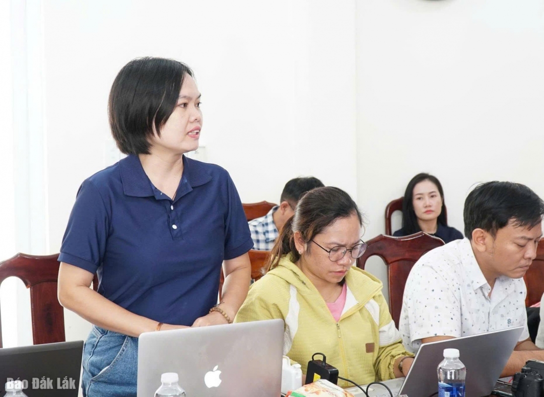 Phóng viên Vũ Nam Trang (VOV Tây Nguyên) đặt câu hỏi tại Họp báo