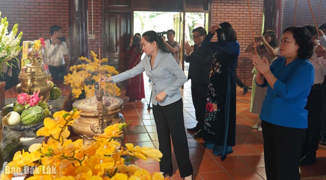 Các đại biểu dâng hương lên bàn thờ Bác.