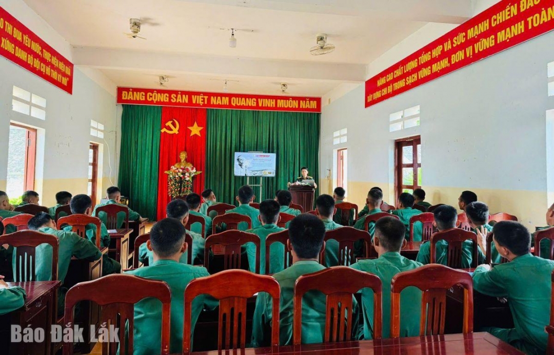 Cùng với các hoạt động văn hóa thể thao sôi nổi, các đơn vị còn tổ chức học tập chính trị nhằm rèn luyện lập trường, tư tưởng cho bộ đội.