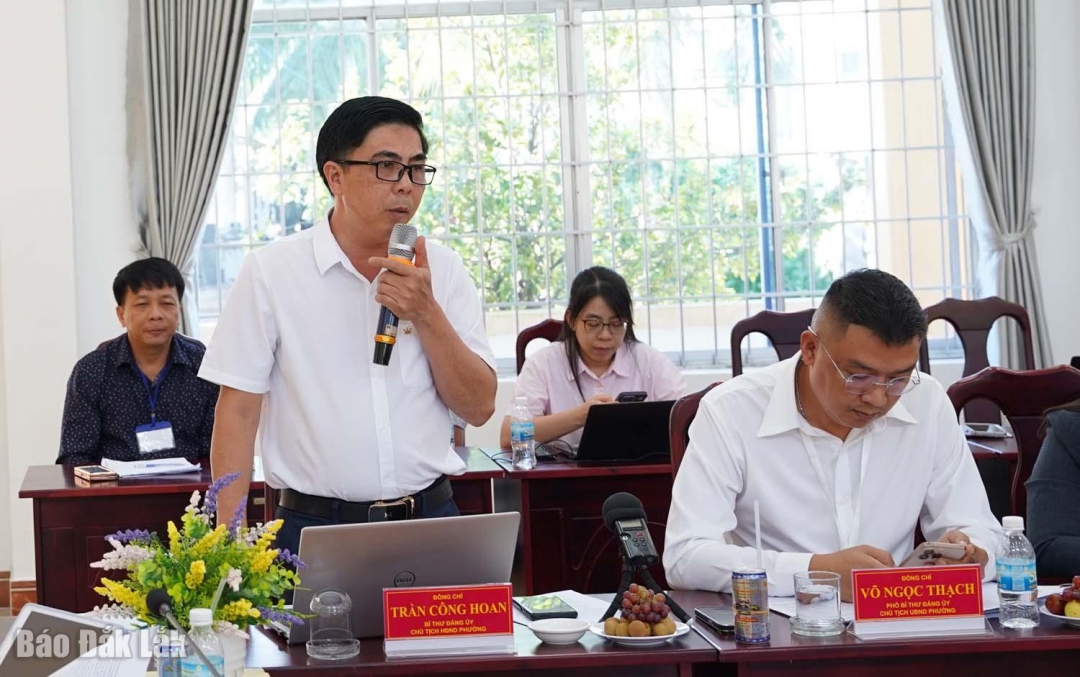 Bí thư, Chủ tịch HĐND phường Sông Cầu trình bày các nội dung mà đoàn khảo sát qua tâm.