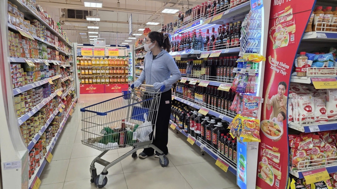 Người tiêu dùng lựa chọn các mặt hàng thiết yếu tại siêu thị Co.op Mart Buôn Ma Thuột.