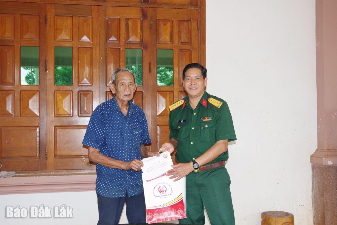 Đại tá Niê Ta thăm hỏi, tặng quà đồng chí Y Luyện