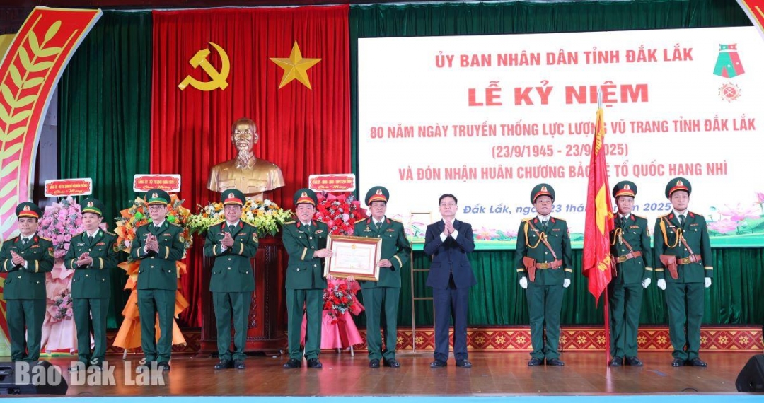 Thừa ủy quyền của Chủ tịch nươc, Bí thư Tỉnh ủy Nguyễn Đình Trung trao Huân chương Bảo 
