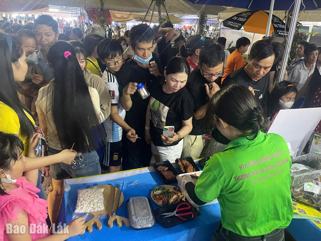 Tại các hội chợ xúc tiến thương mại, sản phẩm của HTX Nông nghiệp hữu cơ, thương mại và dịch vụ Sơn Hòa được khách hàng ưa chuộng. 