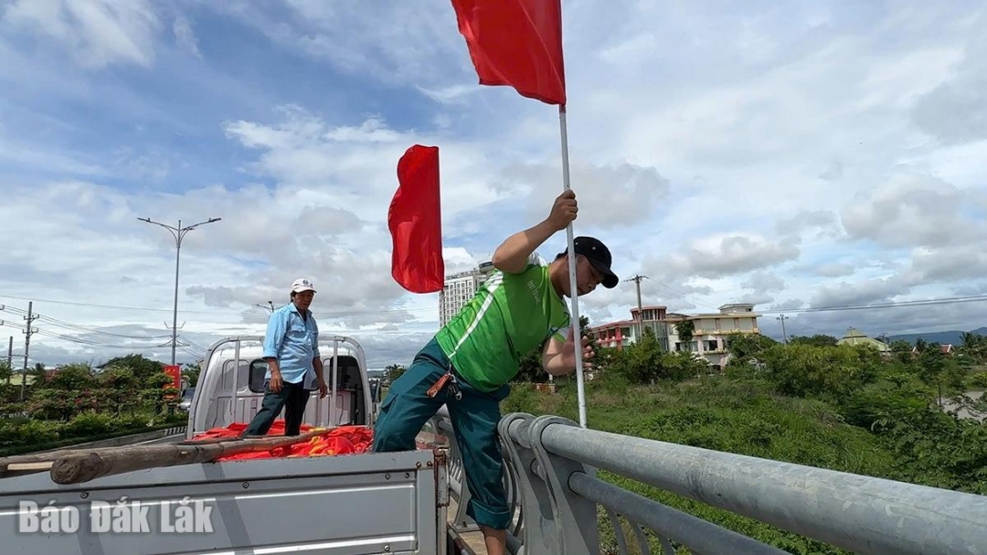 Cờ, phướn được treo rực rỡ trên các trục đường chính, hai bên lan can cầu.