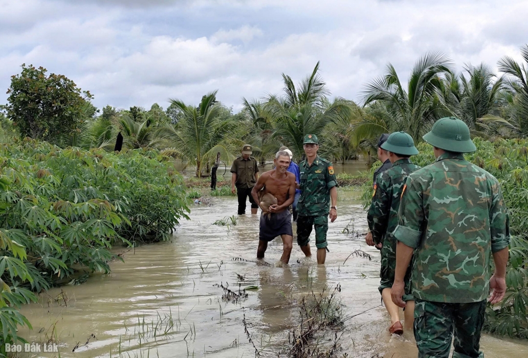 Cán bộ, chiến sĩ Đồn Biên phòng Ia Rvê và các lực lượng hướng dẫn người dân đến nơi an toàn.