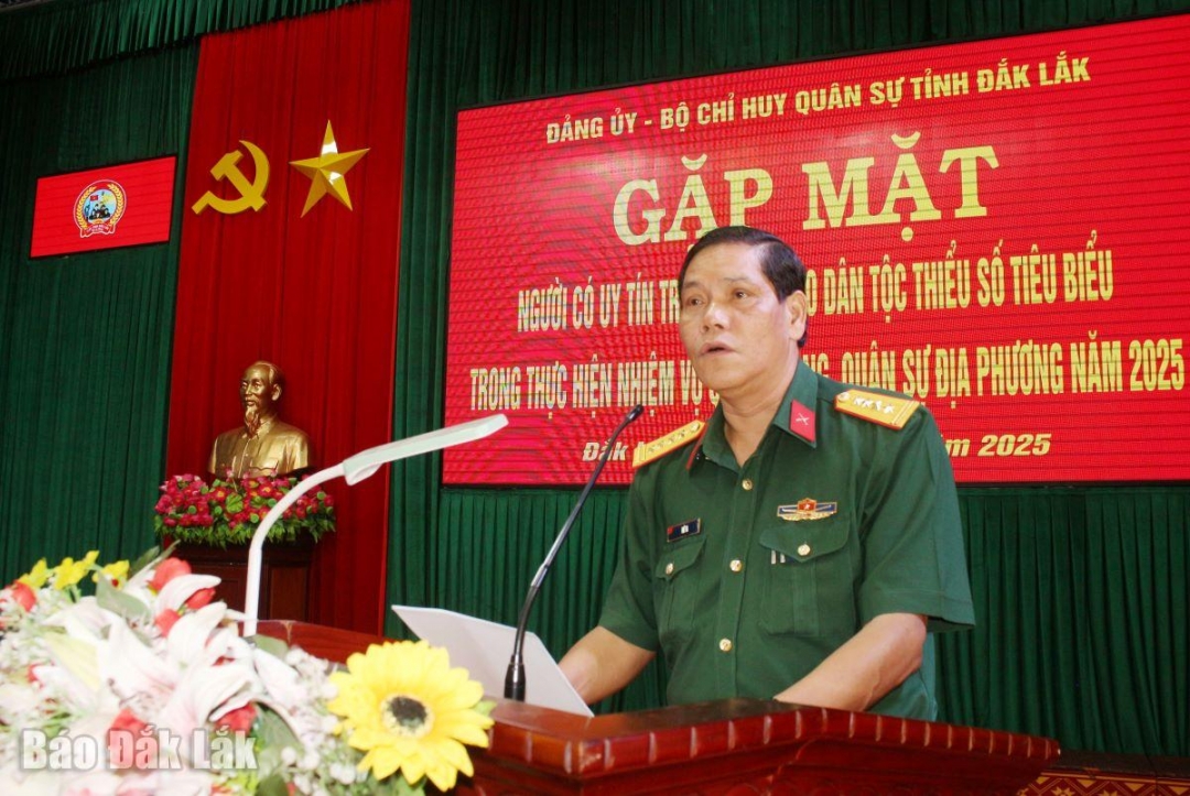 Đại tá Niê Ta, Chỉ huy trưởng Bộ Chỉ huy Quân sự tỉnh phát biểu tại buổi gặp mặt.