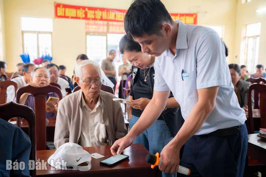 Một buổi tập huấn, phổ cập tri thức số cho người dân do UBND phường Tân Lập tổ chức.