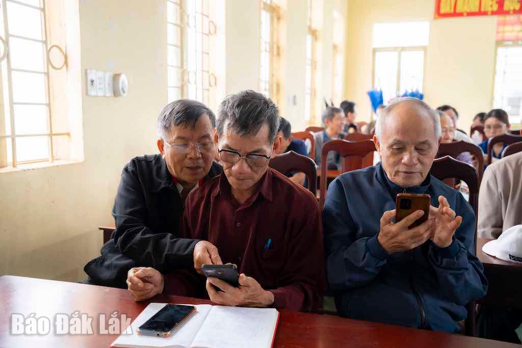 Người dân phường Tân Lập đã quan dần với việc sử dụng các dịch vụ số trên  điện thoại thông minh