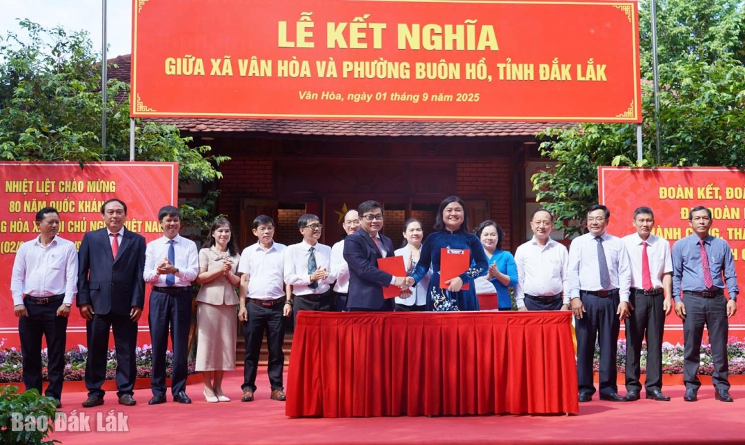 Lãnh đạo hai địa phương ký kết trước sự chứng kiến của các đại biểu.