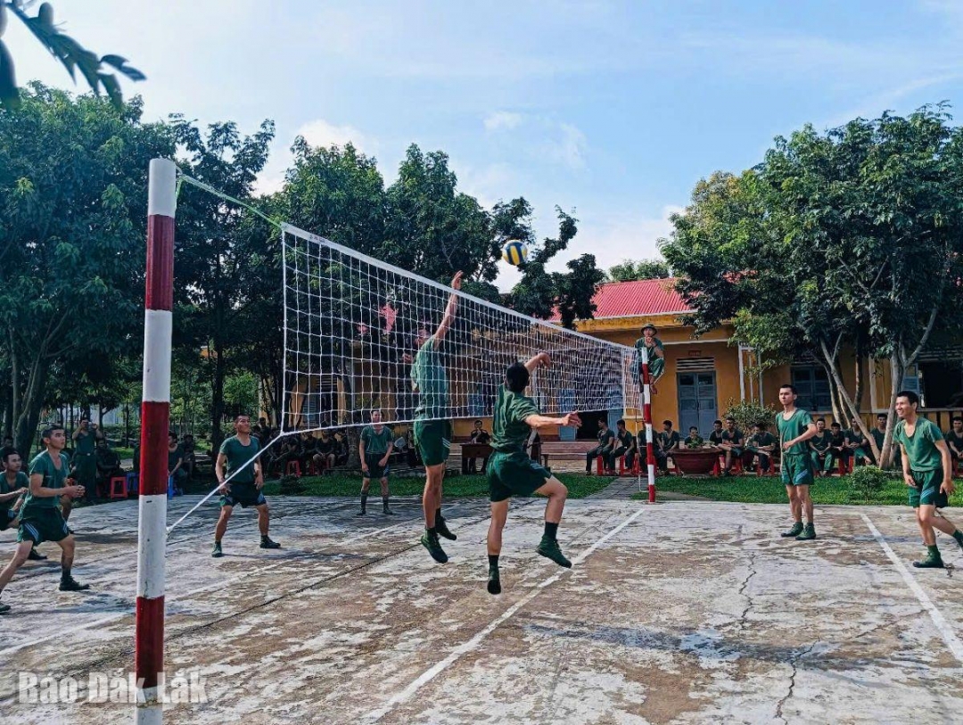 Các chiến sĩ Trung đoàn 66 (Sư đoàn 10, Quân đoàn 34) cân sức cân tài trong nội dung giao lưu bóng chuyền.