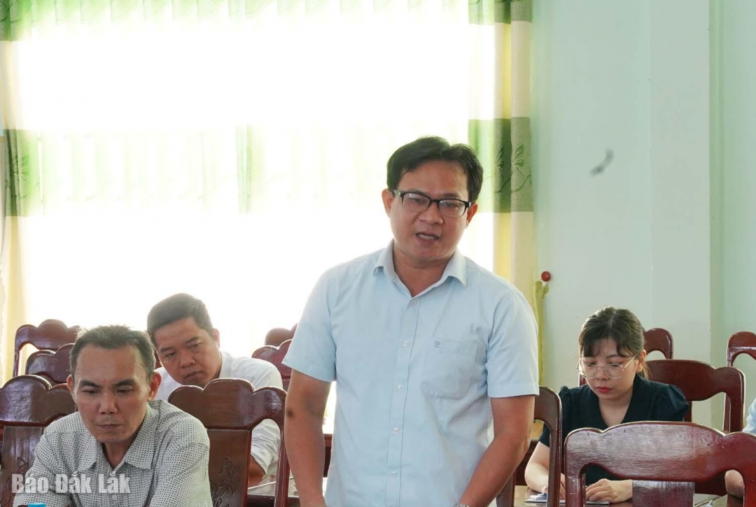 Đại diện Sở Tài chính giải đáp các thắc mắc về những vấn đề mà xã Tuy An Nam đã nêu.