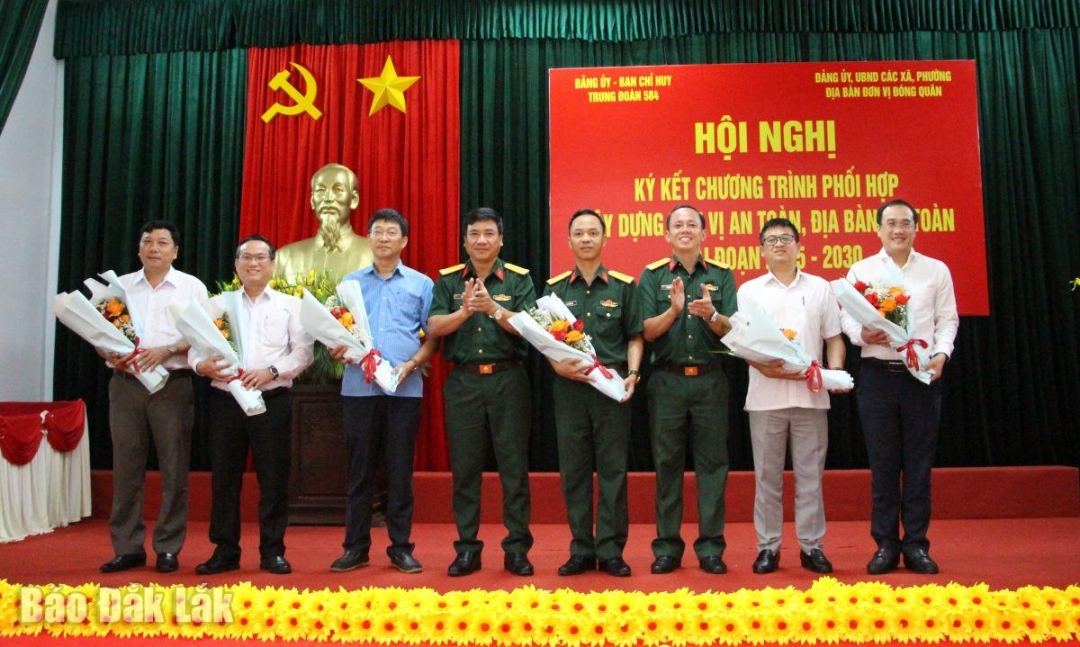 Đại tá Ksơr Lành, Phó Chính ủy Bộ Chỉ huy Quân sự tỉnh tặng hoa chúc mừng các đơn vị, địa phương.