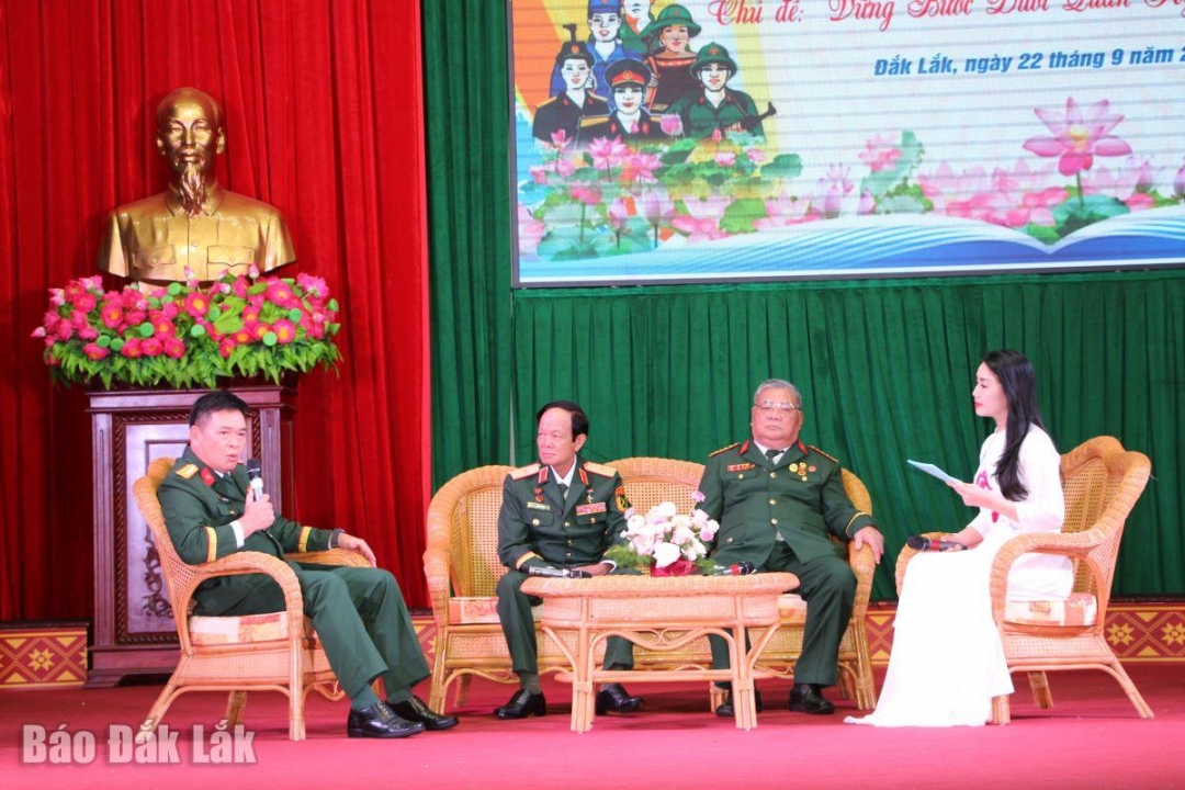 Các đại biểu tham dự phần tọa đàm.