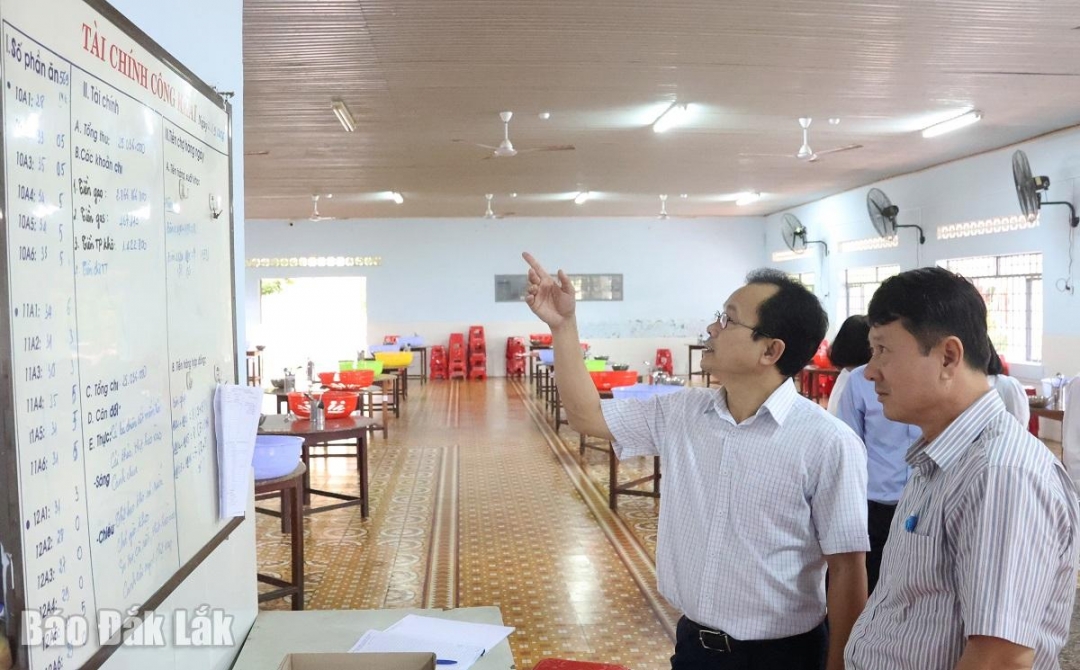 Đoàn khảo sát kiểm tra thực đơn